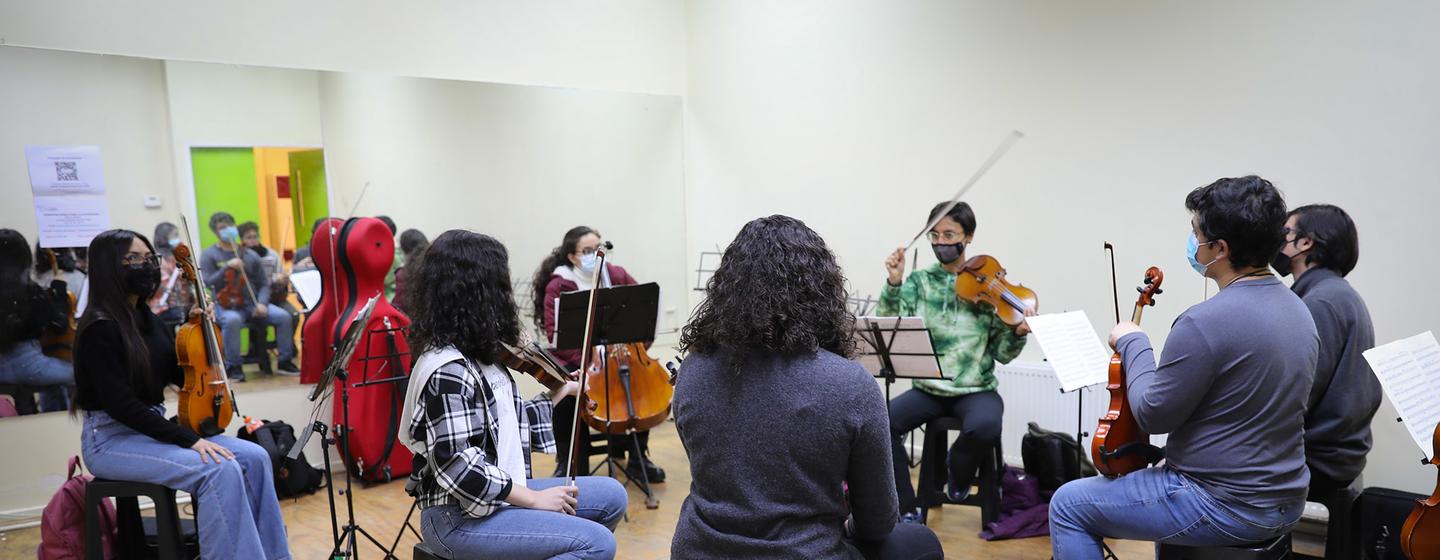 La Fundación Música para la Integración está compuesta por 400 músicos, mayormente refugiados y migrantes de Venezuela, en tanto que otros son de Colombia, Perú y Cuba y hay también chilenos.