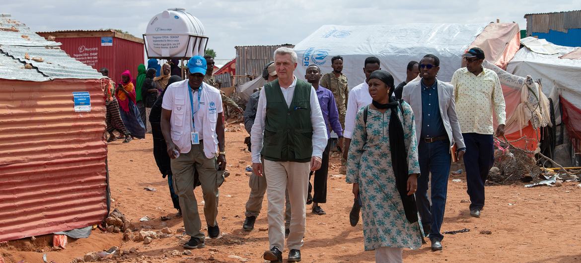 پناہ گزینوں کے لیے اقوام متحدہ کے ادارے یو این ایچ سی آر کے سربراہ فیلپو گرینڈی صومالیہ میں اندورن ملک نقل مکانی پر مجبور افراد کے کیمپ کا دورہ کرتے ہوئے (فائل فوٹو)۔