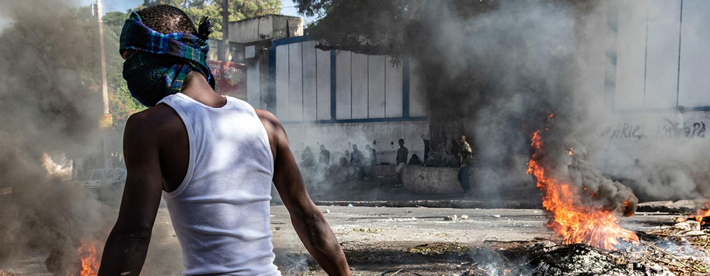 الناس يحتجون في شوارع بورت أو برنس في هايتي التي مزقتها الأزمة.
