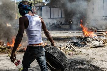 Pessoas protestando nas ruas de Port-au-Prince no Haiti