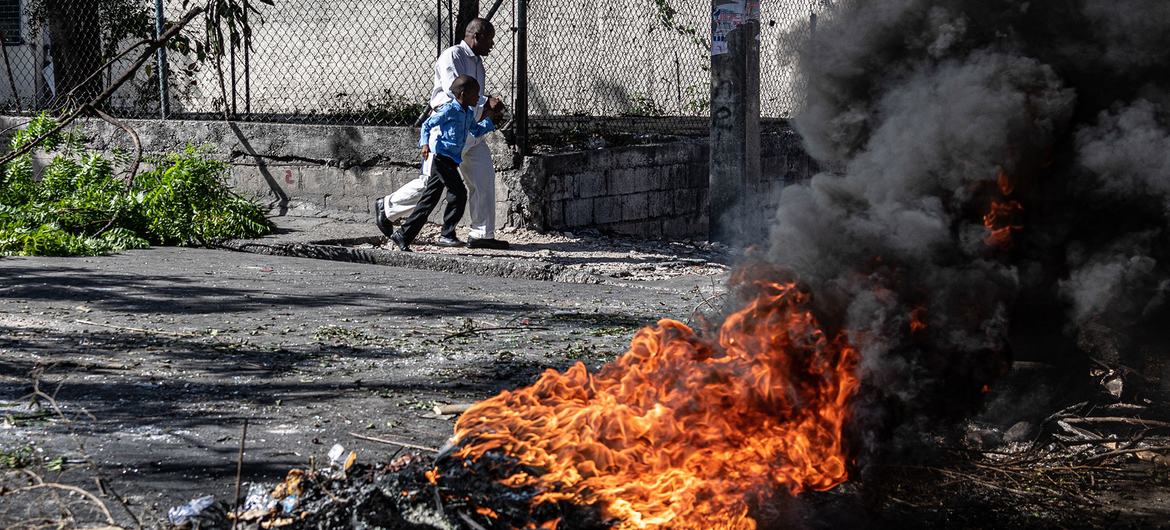 La gente protesta en las calles de Puerto Príncipe, en Haití, país devastado por la crisis
