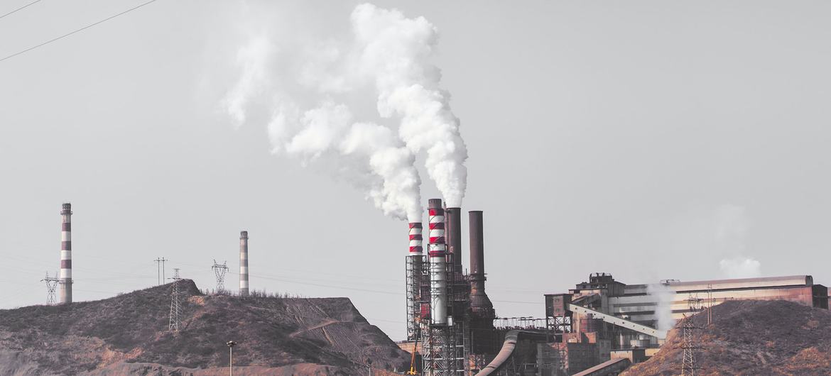 Bahan bakar fosil memancarkan polutan udara yang berbahaya bagi lingkungan dan kesehatan masyarakat.