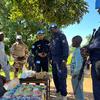 Policiais da missão de paz da ONU na República Centro-Africana patrulham as ruas de Bouar, no oeste do país