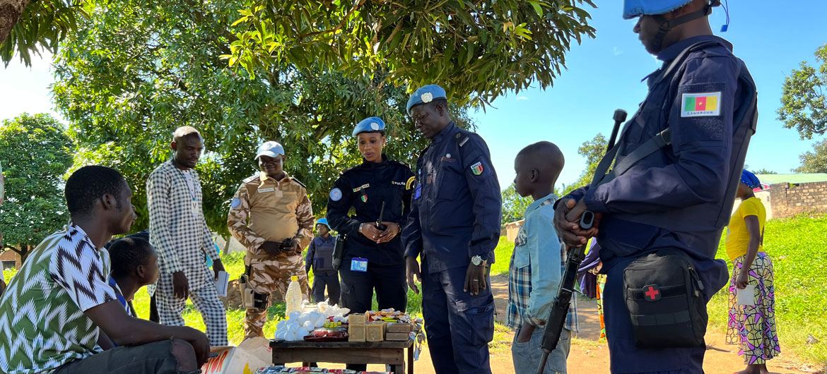 联合国中非共和国多层面综合稳定团的警察在该国西部的布瓦尔街头巡逻。