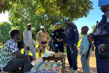 Policiais da missão de paz da ONU na República Centro-Africana patrulham as ruas de Bouar, no oeste do país