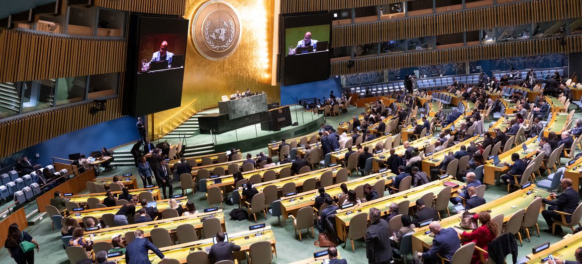 Presidente da Assembleia Geral da ONU, Dennis Francis (na tela), faz um discurso durante a 10ª Sessão Especial de Emergência retomada sobre a situação no Território Palestino Ocupado.