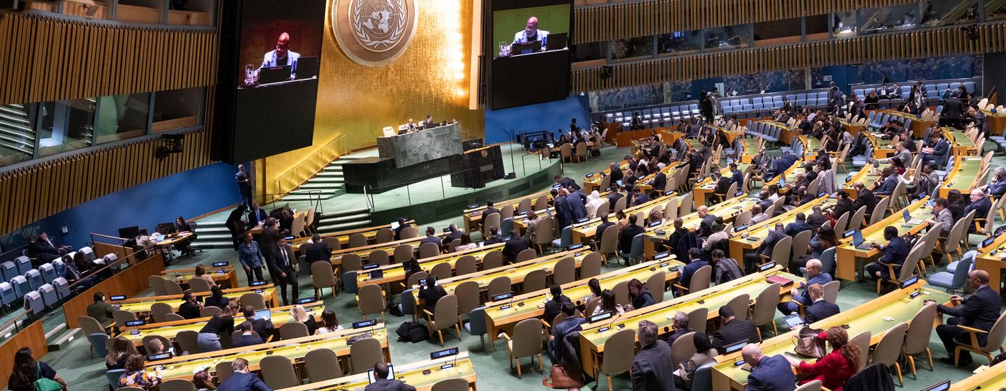 Le Président de l'Assemblée générale des Nations Unies, Dennis Francis (à l'écran), prononce un discours lors d'une session extraordinaire d'urgence sur la situation dans le territoire palestinien occupé.