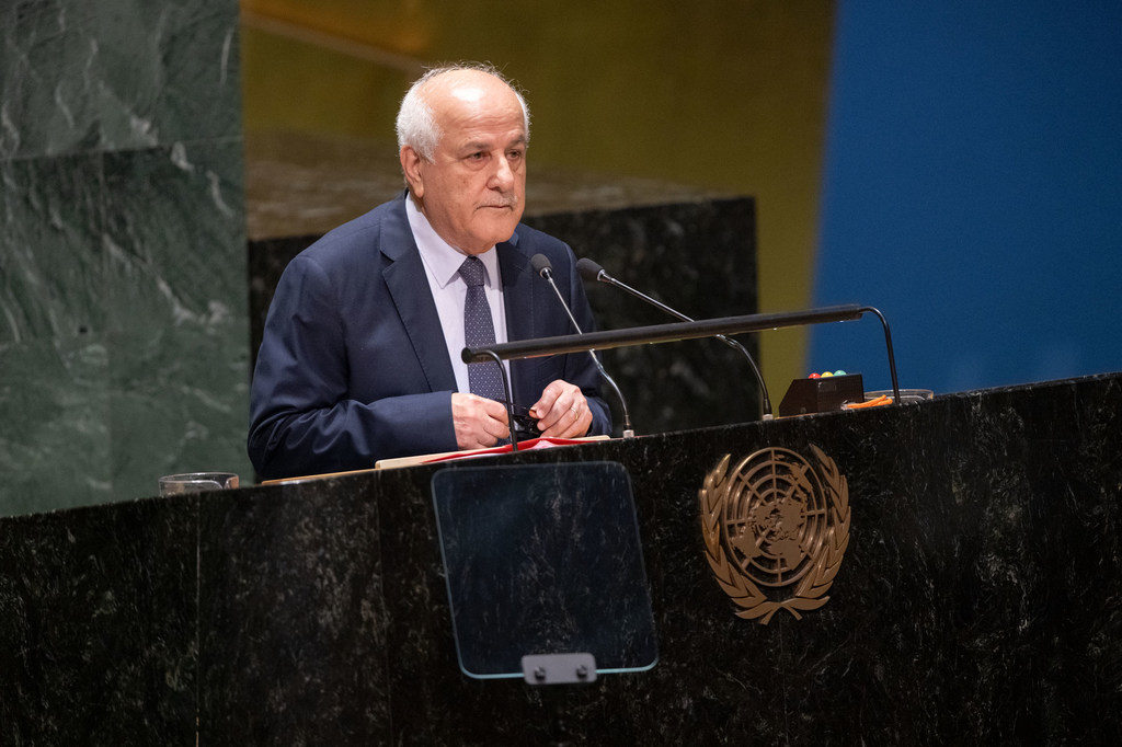 Riyad Mansour, Observateur permanent de l'État de Palestine auprès des Nations Unies, prononce un discours lors de la session extraordinaire d'urgence sur la situation dans le territoire palestinien occupé.