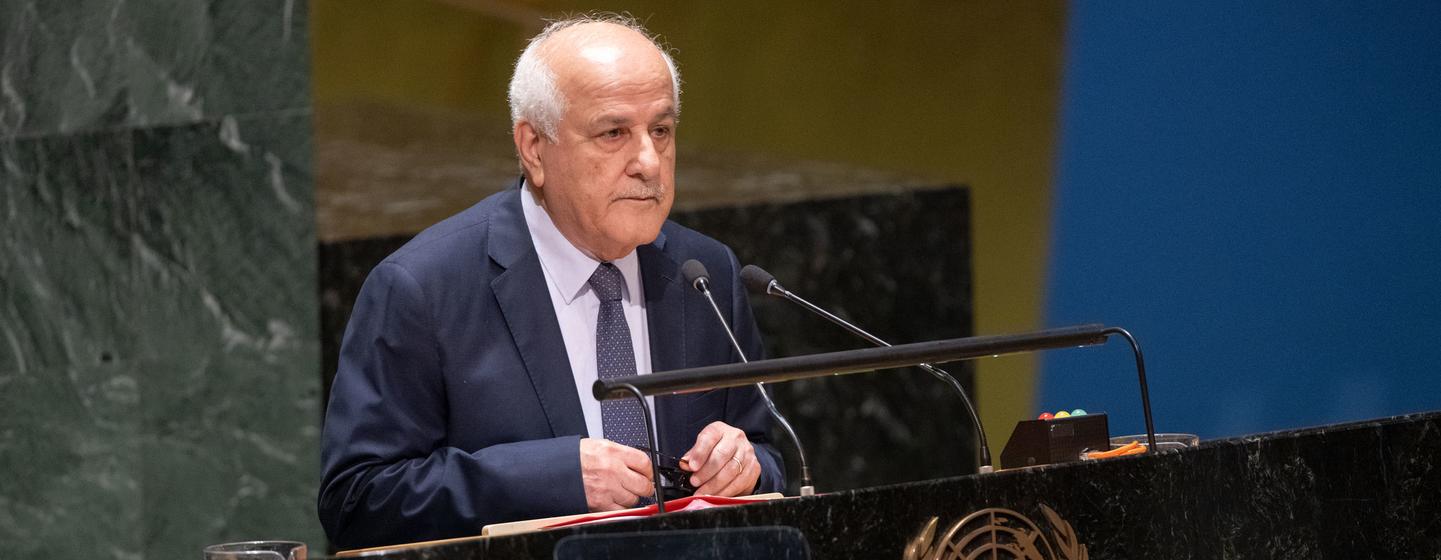 رياض منصور المراقب الدائم لدولة فلسطين لدى الأمم المتحدة يتحدث أمام دورة الجمعية العامة الاستثنائية الطارئة العاشرة.