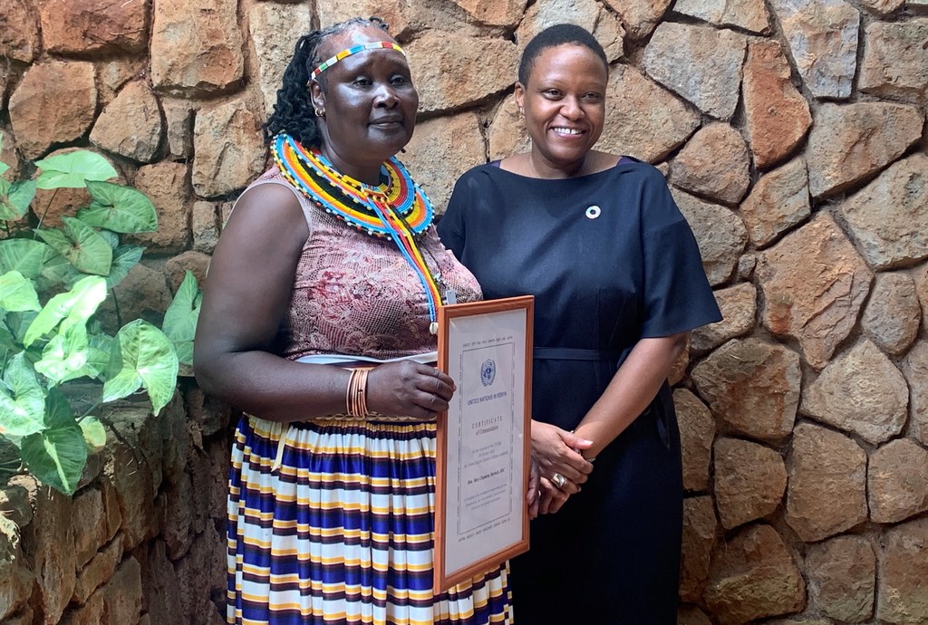 Mshindi wa pili wa tuzo ya UN ya Mtu mahiri wa Mwaka Mary Mariach kutoka West Pokot akiwa na Sandra Macharia mkuu wa UNIS. Mshindi wa pili wa tuzo ya UN ya Mtu mahiri wa Mwaka Mary Mariach kutoka West Pokot akiwa na Sandra Macharia mkuu wa UNIS.