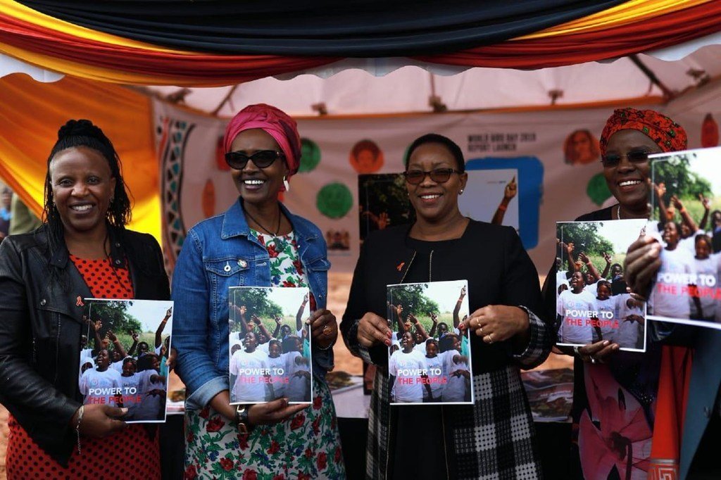 La directrice de l'ONUSIDA, Winnie Byanyima (deuxième à gauche), lors du lancement d'un rapport sur le sida à Thika, au Kenya (Archives).