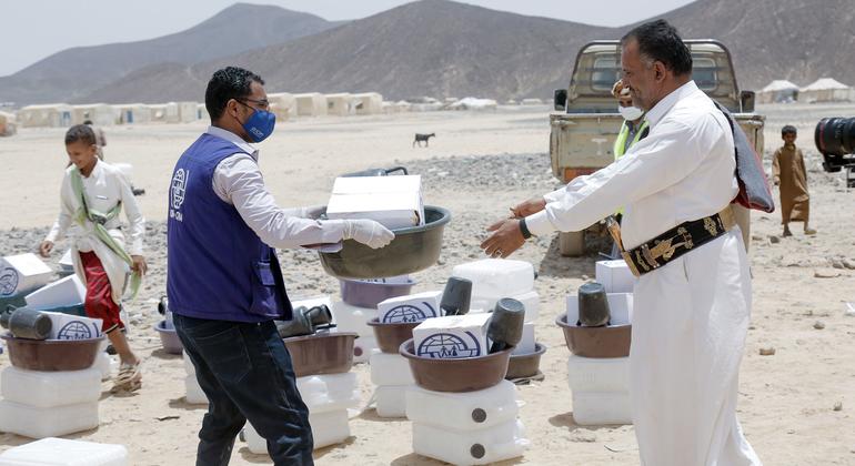 An IOM worker distributes aid kits to newly displaced communities in Ma'rib, Yemen.