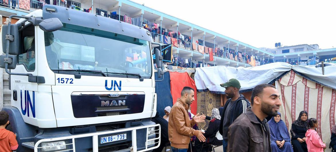联合国近东救济工程处在加沙中部扎瓦伊达设立的一个避难所获得急需的援助物资。