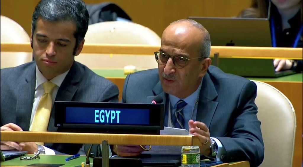 يتحدث سعادة أسامة عبد الخالق، المندوب الدائم لمصر لدى الأمم المتحدة، من على المنصة خلال اجتماع لمجلس الأمن الأمم المتحدة في نيويورك.
