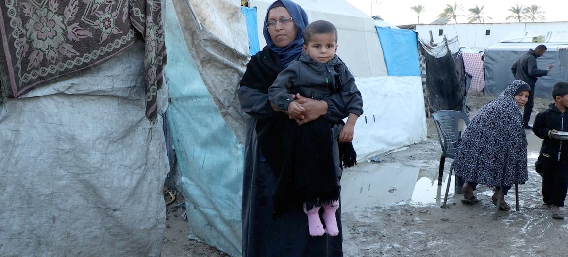 Recentemente, No campo de deslocados de Al-Karama, em Deir al-Balah, a chuva da noite inundou e destruiu a tenda de Asmaa Fayad