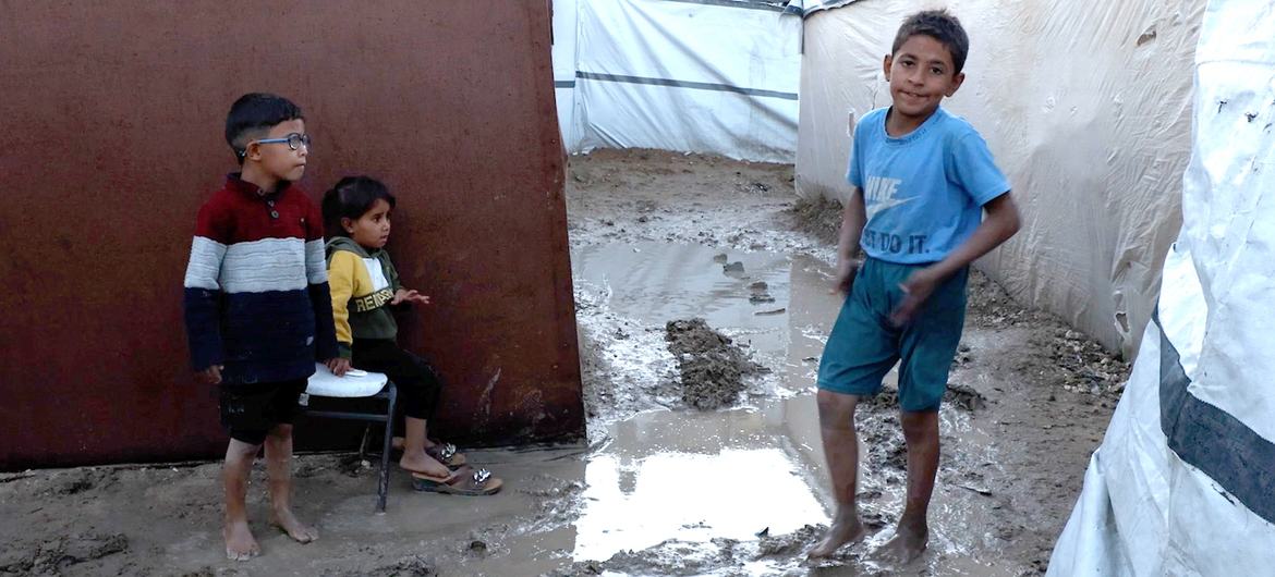 الطقس القاسي والأمطار الغزيرة في غزة أدت إلى غمر آلاف الخيام، مما شكّل تهديدا مباشرا للعائلات النازحة، وخاصة الأطفال.