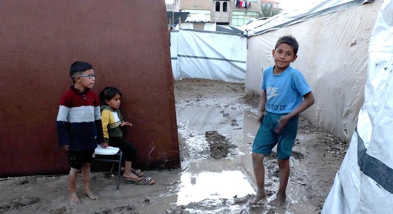 الطقس القاسي والأمطار الغزيرة في غزة أدت إلى غمر آلاف الخيام، مما شكّل تهديدا مباشرا للعائلات النازحة، وخاصة الأطفال.