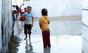 Muchas familias palestinas viven en refugios mal equipados y muy vulnerables a las inundaciones, lo que las expone inevitablemente a condiciones climáticas adversas y tormentosas.