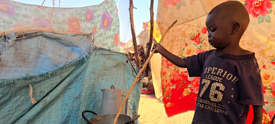 Ребенок в лагере беженцев в Тавиле, Дарфур. Ребенок в лагере беженцев в Тавиле, Дарфур.