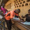 Un fonctionnaire traite les cartes d'identité des électeurs, avant les élections générales en République centrafricaine en décembre 2020.