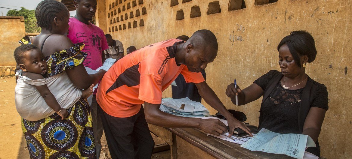 Un fonctionnaire traite les cartes d'identité des électeurs, avant les élections générales en République centrafricaine en décembre 2020.