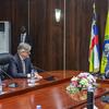 Le secrétaire général adjoint de ONU aux opérations de paix, Jean-Pierre Lacroix, rencontre le président centrafricain, Faustin-Archange Touadéra, lors d'une réunion formelle.