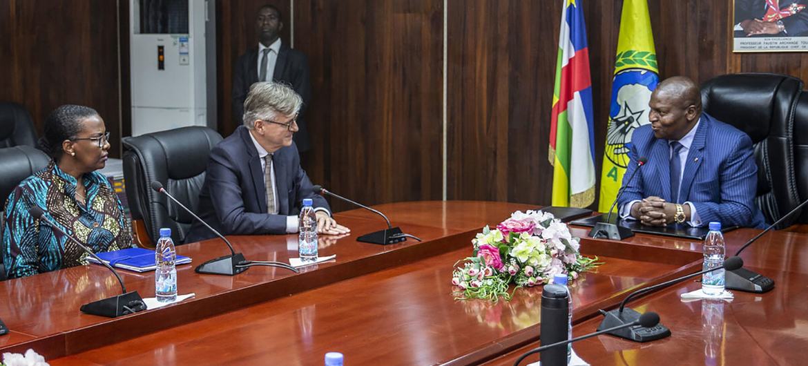 Au cours de sa visite de trois jours en République centrafricaine, le Secrétaire général adjoint de l'ONU aux opérations de paix, Jean-Pierre Lacroix (au centre), a rencontré le Président Faustin-Archange Touadéra.