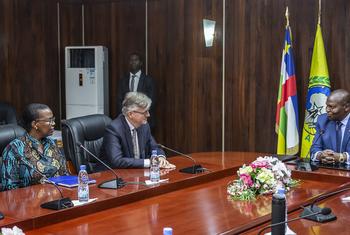 Au cours de sa visite de trois jours en République centrafricaine, le Secrétaire général adjoint de l'ONU aux opérations de paix, Jean-Pierre Lacroix (au centre), a rencontré le Président Faustin-Archange Touadéra.
