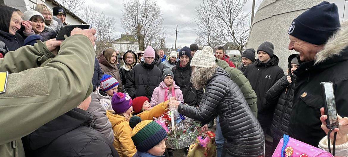 联合国驻乌克兰人道主义协调员布朗（中）到访哈尔科夫州的格罗扎村。