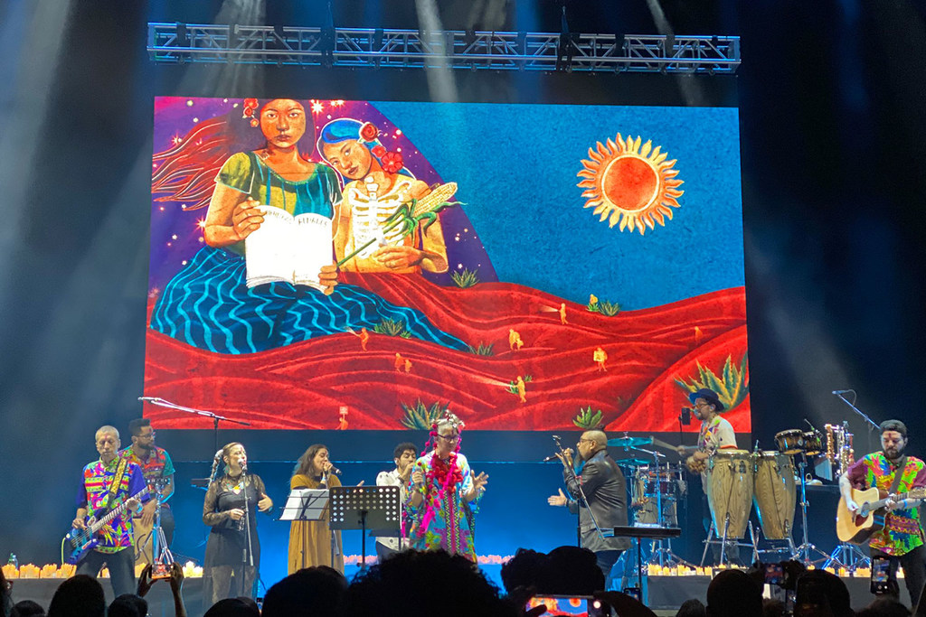 Los músicos Aterciopelados, Susana Baca, Enrique Bunbury y el Dr. Shenka actúan en el escenario durante un concierto en conmemoración de la Declaración Universal de los Derechos Humanos.