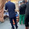 غزہ کے الاقصیٰ ہسپتال میں ایک زخمی بچے کو طبی امداد فراہم کی جا رہی ہے۔