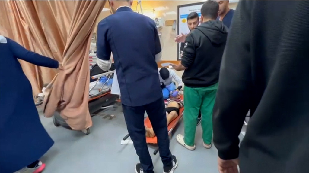 Un enfant soigné pour des blessures sur le sol de l'hôpital Al-Aqsa dans le centre de Gaza.