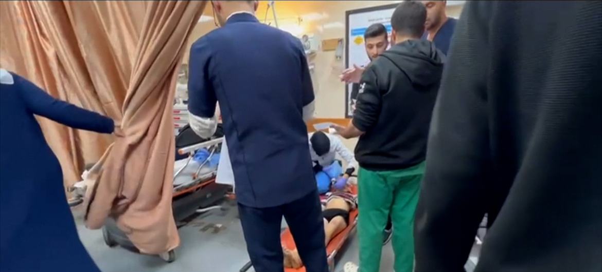 طفل يتلقى العلاج لإصاباته على الأرض في مستشفى الأقصى وسط غزة.