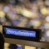 Um painel digital exibindo a hashtag #HolocaustRemembrance no salão da Assembleia Geral da ONU durante uma cerimônia em memória das vítimas.