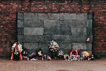 Un monumento conmemorativo en el antiguo campo de concentración de Auschwitz-Birkenau, en Polonia.