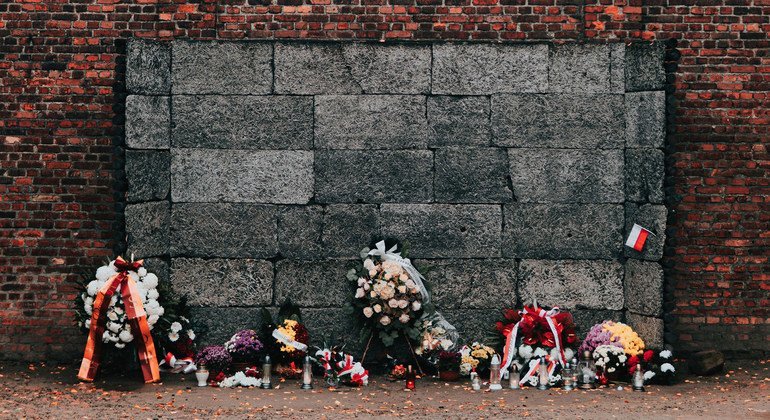Un monumento conmemorativo en el antiguo campo de concentración de Auschwitz-Birkenau, en Polonia.