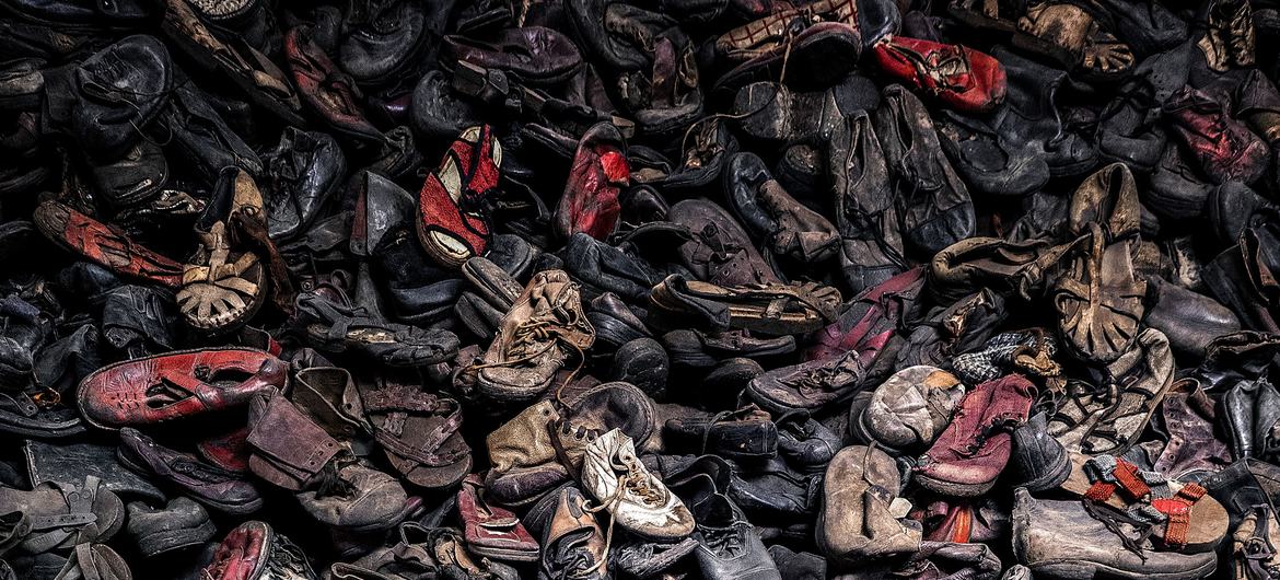 पोलैंड में यहूदी यातना शिविर आउशवित्ज़ में बन्दियों के ज़ब्त किए गए जूते.