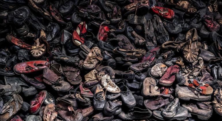 أحذية مصادرة من سجناء معسكر الاعتقال في أوشفيتز، بولندا.