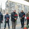 2023 年 1 月 14 日，在乌克兰第聂伯市，难民事务高级专员格兰迪与地方当局的代表一起，向一栋住宅楼中因导弹袭击而丧生的人们献花，以示敬意。