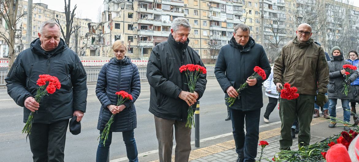 Верховный комиссар Филиппо Гранди вместе с представителями местных властей возлагает цветы к жилому дому, разрушенному в результате ракетного удара в Днепре.