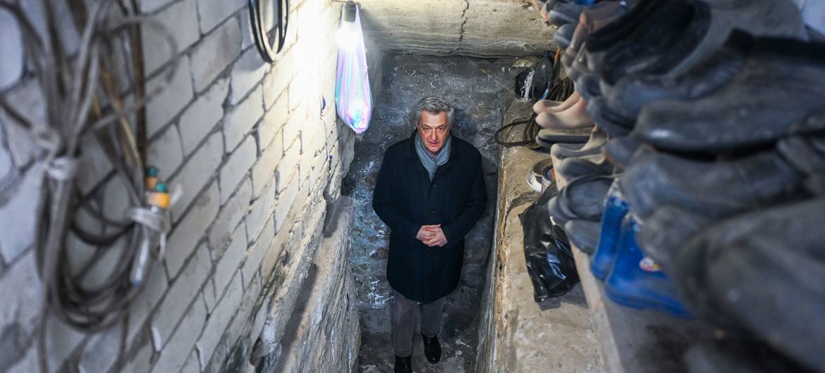 Le chef du HCR Filippo Grandi visite la cave de la maison endommagée de Valentina Anatoliova à Shevchenkove, dans l'oblast de Mykolaïv (Ukraine), où elle et son mari se sont abrités lors d'un bombardement en mars 2022.