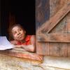 A Manantantely, Madagascar, Mija Anjarasoa, 17 ans, regarde par la fenêtre. Elle fait partie du programme de «classe de rattrapage» du Collège d'enseignement général de Soanierana et aspire à devenir sage-femme.