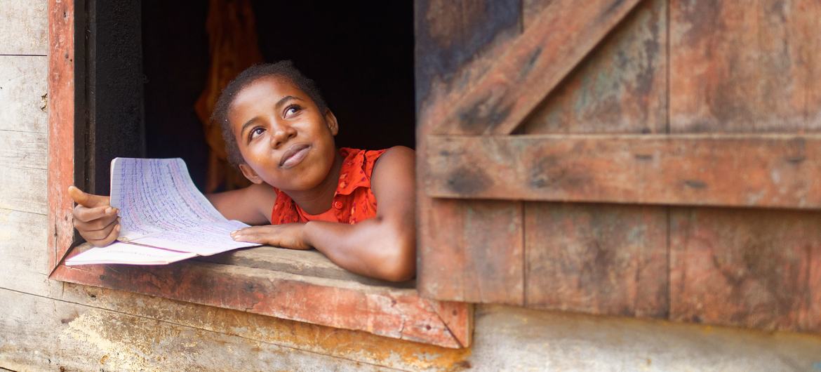 17-летняя Мия Анджарасоа из Мадагаскара учится в общеобразовательном колледже и мечтает стать акушеркой.