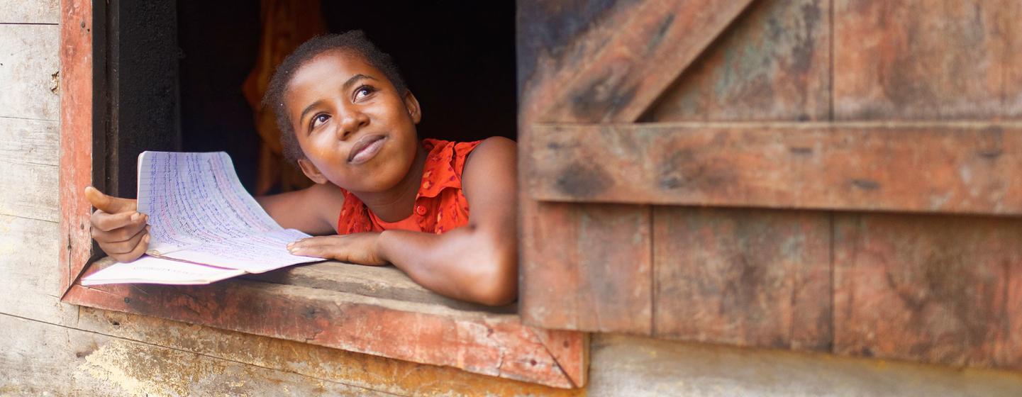 El 24 de marzo de 2021, en Manantantely (Madagascar), Mija Anjarasoa, de 17 años, mira por la ventana. Forma parte del programa "clase de recuperación" del Colegio de Educación General Soanierana y aspira a convertirse en comadrona.
