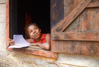 El 24 de marzo de 2021, en Manantantely (Madagascar), Mija Anjarasoa, de 17 años, mira por la ventana. Forma parte del programa "clase de recuperación" del Colegio de Educación General Soanierana y aspira a convertirse en comadrona.