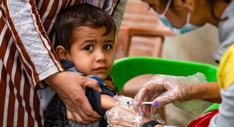 Un enfant reçoit un vaccin d'un agent du ministère de la Santé dans le quartier de Ghwairan, dans la ville de Hasakeh, au nord-est de la Syrie, le 26 octobre 2022.