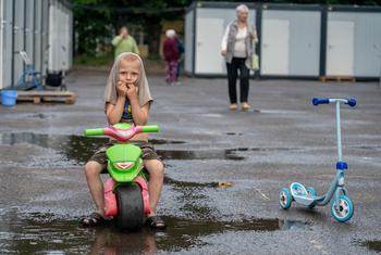 在乌克兰利沃夫的临时避难所内，一个骑着儿童自行车的小男孩。