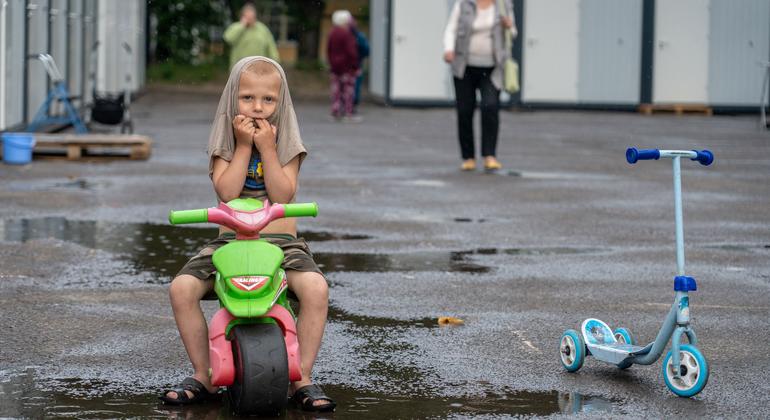 Un petit garçon sur un vélo pour enfants sur le territoire des abris temporaires à Lviv, en Ukraine.