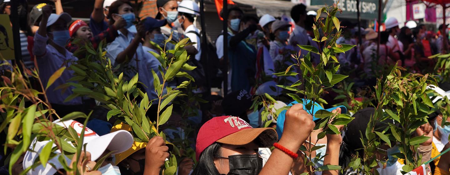 Des gens protestent contre le coup d'État militaire au Myanmar (photo d'archives).