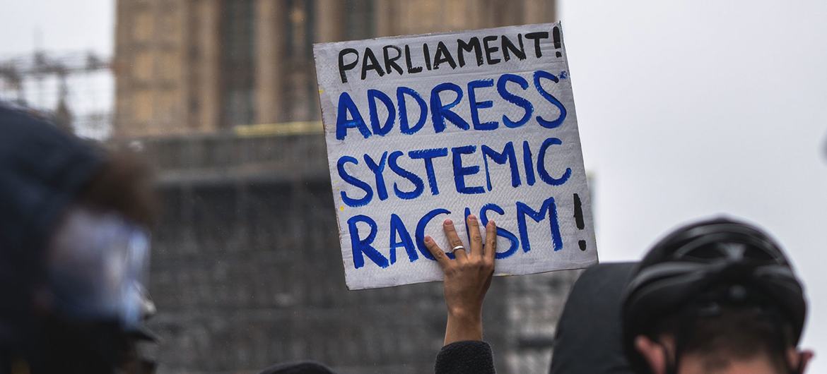 معترضان در تظاهراتی که زندگی سیاه پوستان مهم است در مرکز لندن، بریتانیا شرکت کردند.  (فایل)